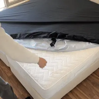LoveSheet - The waterproof bed sheet with quick-change handles - Image 8
